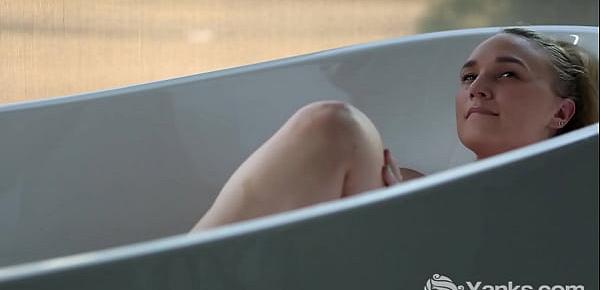  Yanks Cutie Kim Cums Plays In The Bath Tube